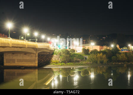 Spiegelungen im Wasser des Flusses in Downtown Napa Valley Stockfoto