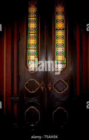 Doppelte Glasmalerei Türen in traditionellen Halle mit rosa gemusterten