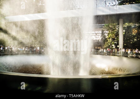 Singapur - Apr 16, 2019: Jewel Changi Airport ist eine gemischte Entwicklung am Flughafen Changi in Singapur, am 17. April 2019 eröffnet. Stockfoto