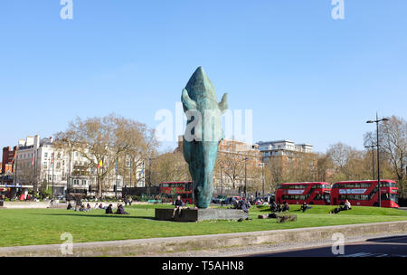 Noch Wasser ist ein 2011 outdoor Bronze Skulptur von einem Pferd Kopf von Nic Fiddian-Green, bei Marble Arch in London, Großbritannien Stockfoto