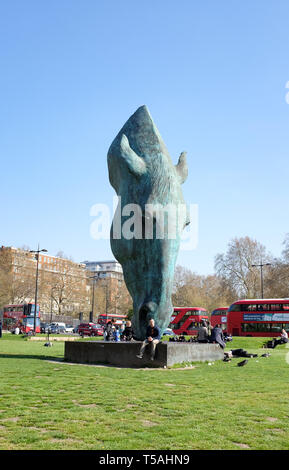 Noch Wasser ist ein 2011 outdoor Bronze Skulptur von einem Pferd Kopf von Nic Fiddian-Green, bei Marble Arch in London, Großbritannien Stockfoto