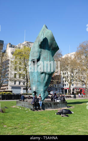 Noch Wasser ist ein 2011 outdoor Bronze Skulptur von einem Pferd Kopf von Nic Fiddian-Green, bei Marble Arch in London, Großbritannien Stockfoto