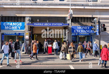 U-Bahn-Station Marble Arch mit Pendler und Besucher außerhalb in London, Großbritannien Stockfoto