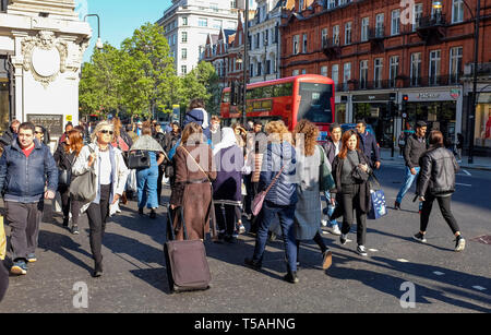 Käufer und Besucher, die in der geschäftigen Oxford Street London UK Stockfoto