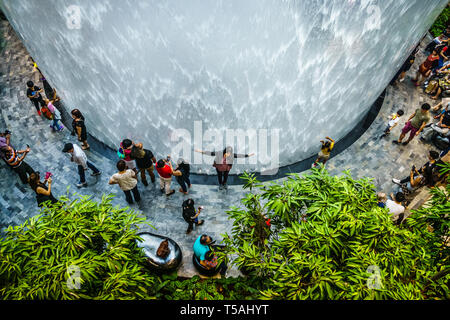 Singapur - Apr 16, 2019: Jewel Changi Airport ist eine gemischte Entwicklung am Flughafen Changi in Singapur, am 17. April 2019 eröffnet. Stockfoto