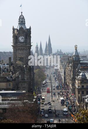 Blick auf eine sonnige, Edinburgh, Princes Street von Calton Hill, Schottland, Großbritannien, Europa Stockfoto