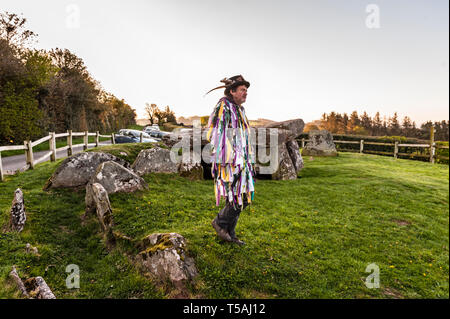 Jeden Tag morgen (1.Mai) die Foxwhelp Morris Tänzer bei Sonnenaufgang am Arthur's Stone, ein Jungsteinzeitliches Hügelgrab in der Nähe von Dorstone, Herefordshire, UK. Stockfoto