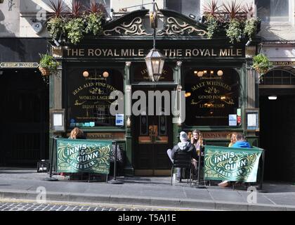 Die Royal Mile Taverne, eine von vielen traditionellen öffentlichen Häuser in der Altstadt von Edinburgh, Schottland, Großbritannien, Europa Stockfoto