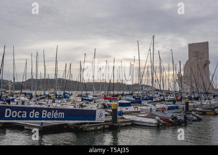 Marina in Santa Maria de Belém in Lissabon, Portugal. Ansicht mit Denkmal der Zeitalter der Entdeckungen Stockfoto