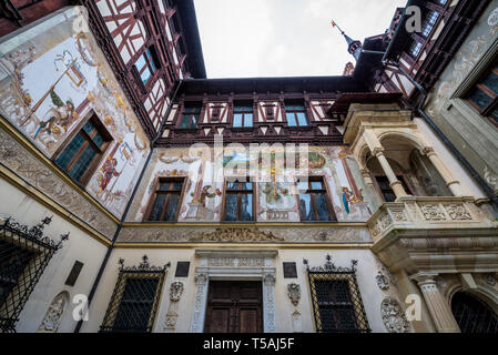 Blick vom Innenhof von Schloss Peles, der ehemaligen königlichen Burg, zwischen 1873 und 1914 in der Nähe von Sinaia Stadt in Rumänien gebaut Stockfoto