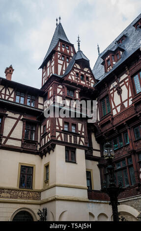 Peles Schloss, ehemalige königliche Burg, erbaut zwischen 1873 und 1914, befindet sich in der Nähe von Sinaia Stadt in Rumänien Stockfoto