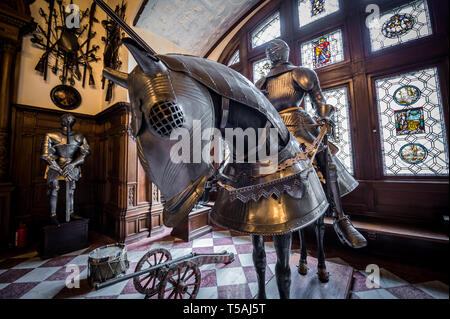 Volle Ritter und Pferd Rüstung im Grand Armory Hall in Peles Schloss, ehemalige königliche Burg, erbaut zwischen 1873 und 1914, befindet sich in der Nähe von Sinaia Stadt in der römischen Stockfoto