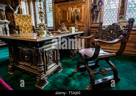 Beeindruckenden hölzernen Schreibtisch arbeiten Kabinett in Peles Schloss, ehemalige Königsburg, zwischen 1873 und 1914 erbaut befindet sich in der Nähe von Sinaia Stadt in Rumänien Stockfoto