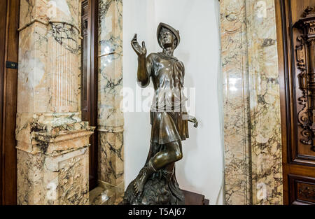 Statue in Peles Schloss, ehemalige Königsburg, zwischen 1873 und 1914 erbaut befindet sich in der Nähe von Sinaia Stadt in Rumänien Stockfoto