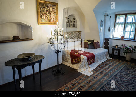Eines der Schlafzimmer im Schloss Bran in der Nähe von Bran, Rumänien, sogenannte "Draculaschloss", Heimat der Titelfigur in Bram Stokers Roman "Dracula" Stockfoto