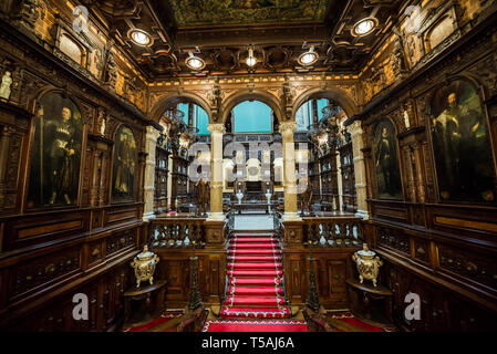 Empfangssaal Treppen und Ehrenhalle in Peles Schloss, ehemalige Königsburg, zwischen 1873 und 1914 erbaut befindet sich in der Nähe von Sinaia Stadt in Rumänien Stockfoto