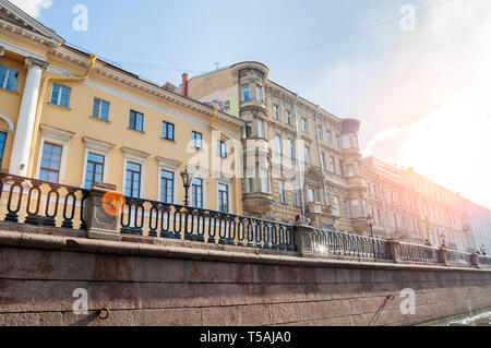 St. Petersburg, Russland - Oktober 3, 2016. Historischen Gebäude entlang Griboyedov Kanal Böschung. In der Mitte - profitables Haus 1823 gebaut von der Stockfoto