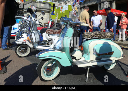 Mod style Event mit vielen Vespa Roller mit zahlreichen Strahlern dekoriert. Brighton, Großbritannien 2019 Stockfoto