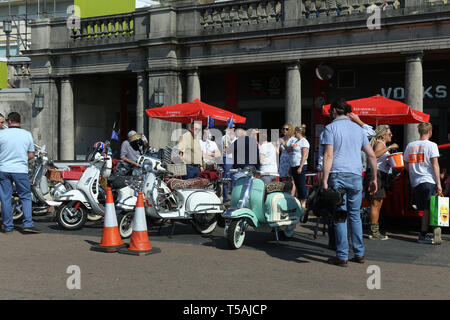 Mod style Event mit vielen Vespa Roller mit zahlreichen Strahlern dekoriert. Brighton, Großbritannien 2019 Stockfoto