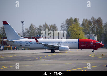 30.04.2018. RIGA, Lettland. Norwegian Air Flugzeug Boeing 737-8 JP, bei Abflug vom Internationalen Flughafen Riga (RIX). Stockfoto