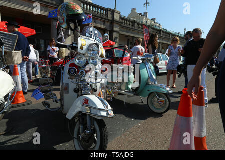 Mod style Event mit vielen Vespa Roller mit zahlreichen Strahlern dekoriert. Brighton, Großbritannien 2019 Stockfoto