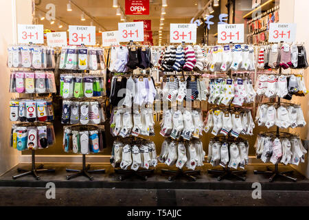 Suwon, Südkorea - 14. Juni 2017: mit Socken in der Hauptstraße in Suwon in der Nacht präsentieren. Stockfoto