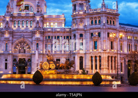 Cibeles Brunnen in der Dämmerung in der Stadt Madrid, Spanien, Cybele Palast (Palacio de Cibeles) oder Palast der Kommunikation (Spanisch: Palacio de Comunicacion Stockfoto