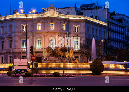 Cibeles Brunnen auf der Plaza de Cibeles in der Dämmerung in der Stadt von Madrid, Spanien, Casa de America im Hintergrund. Stockfoto