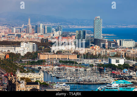 Stadt von Barcelona, Katalonien, Spanien, Stadtbild mit Port Vell und Downtown Skyline, Mittelmeer Küste. Stockfoto