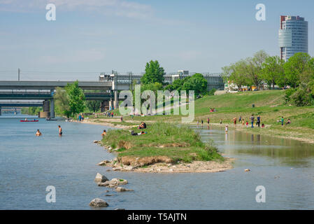 Wiener Donauinsel, Blick auf Menschen baden und entspannen am Strand entlang auf der Donau Insel (Donauinsel) Auf der nord-östlichen Rand der Stadt Wien. Stockfoto