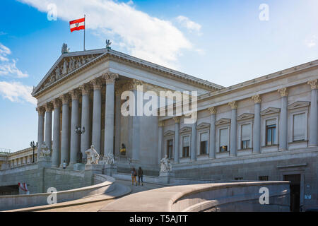 Wien Parlament, mit Blick auf die Grand portico Eingang der Österreichischen Parlament Gebäude im Zentrum von Wien (Wien). Stockfoto