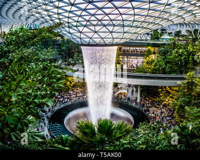 Singapur - Apr 16, 2019: Jewel Changi Airport ist eine gemischte Entwicklung am Flughafen Changi in Singapur, am 17. April 2019 eröffnet. Stockfoto