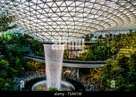 Singapur - Apr 16, 2019: Jewel Changi Airport ist eine gemischte Entwicklung am Flughafen Changi in Singapur, am 17. April 2019 eröffnet. Stockfoto