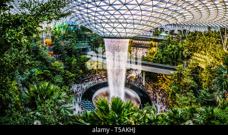 Singapur - Apr 16, 2019: Jewel Changi Airport ist eine gemischte Entwicklung am Flughafen Changi in Singapur, am 17. April 2019 eröffnet. Stockfoto