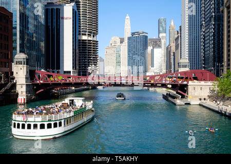 Downtown Chicago städtische Landschaft mit einer Fähre am Chicago River unter Clark Street Bridge Stockfoto