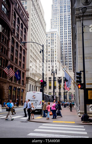 West Adams Street mit South LaSalle Street Ecke in der Innenstadt von Chicago Stockfoto