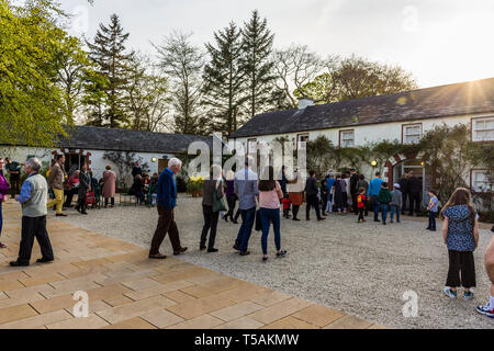 Glebe House und Galerie. Die Gäste für die Eröffnung einer Kunstausstellung. County Donegal, Irland Stockfoto