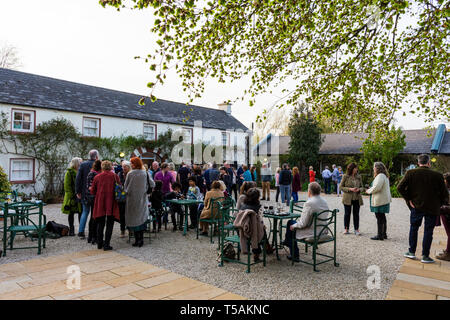 Glebe House und Galerie. Die Gäste für die Eröffnung einer Kunstausstellung. County Donegal, Irland Stockfoto