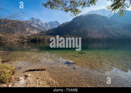 Malerischer Blick auf die großartige Landschaft auf dem flachen das kristallklare Wasser der Vorderer Langbathsee in der Nähe von Ebensee, Oberösterreich, Österreich widerspiegelt Stockfoto