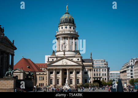 Berlin, Deutschland - April 2019: Menschen im Französischen Dom am Gendarmenmarkt an einem sonnigen Sommertag in Berlin Stockfoto