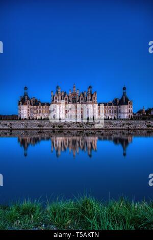 Loire, Frankreich - 14 April, 2019: Das Schloss von Chambord in der Nacht, Schloss an der Loire, Frankreich. Chateau de Chambord, die größte Burg in der Loire Val Stockfoto