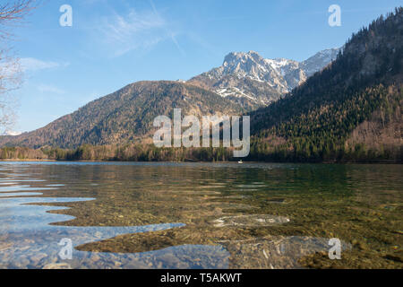 Malerischer Blick auf die großartige Landschaft auf dem flachen das kristallklare Wasser der Vorderer Langbathsee in der Nähe von Ebensee, Oberösterreich, Österreich widerspiegelt Stockfoto