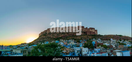 Jodhpur, Rajasthan, Indien; 24-Feb-2019; ein Panoramablick auf das Mehrangarh Fort bei Sonnenuntergang Stockfoto