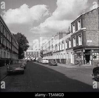 1960, historische, Blick auf Grönland Road, Camden Town, London, NW1 mit seiner unverwechselbaren Georgischen Reihenhäuser und auf der rechten Seite des Bildes, der Laden an der Ecke der Lebensmittelhändler und Zeitungsläden, F. eine Townsend an der Kreuzung mit Carol Street gesehen werden kann. Stockfoto