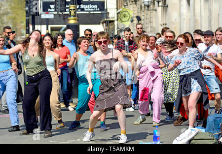 London, England, UK. Junge Frauen tanzen zu einem Aussterben Rebellion Klimawandel Protest in Parliament Square, April 2019 19. Stockfoto