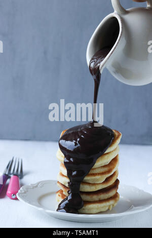 Stapel Pfannkuchen mit Schokoladensauce Stockfoto
