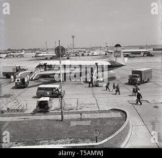 1960, historische, einem BEA Flugzeuge am Flughafen (London Heathrow) Mit Passagiere aussteigen, London, England. Gegründet 1946, BEA war eine britische Fluggesellschaft, größte inländische Betreiber im Vereinigten Königreich und in den frühen 60er Jahren der Weltgrößte Passagier - Durchführung airling außerhalb der USA. Sie fusionierte 1974 mit boac an British Airways. Stockfoto