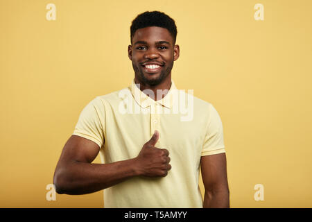 Gerne erfolgreiche Kerl Daumen nach oben zeigt, jubeln jemand äußert positive Emotion. bis Foto schliessen. gute Arbeit, Glück Stockfoto