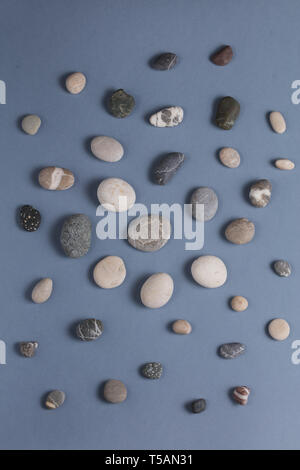 Kleine Steine für die Füße Massage, Wellness, Wohlbefinden Konzepte. top View Photo, Vorliebe der Natur Stockfoto