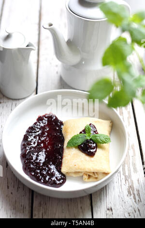 Pfannkuchen mit weißem Käse und Obst Konfitüre. Stockfoto